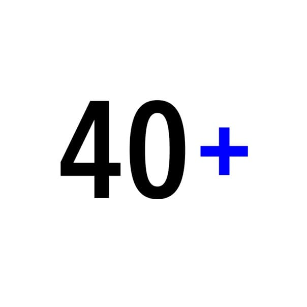 Grafik mit der Aufschrift „40+“ in Schwarz und Blau; Symbol für Altersweitsichtigkeit und Veränderungen des Sehens ab 40 Jahren.
