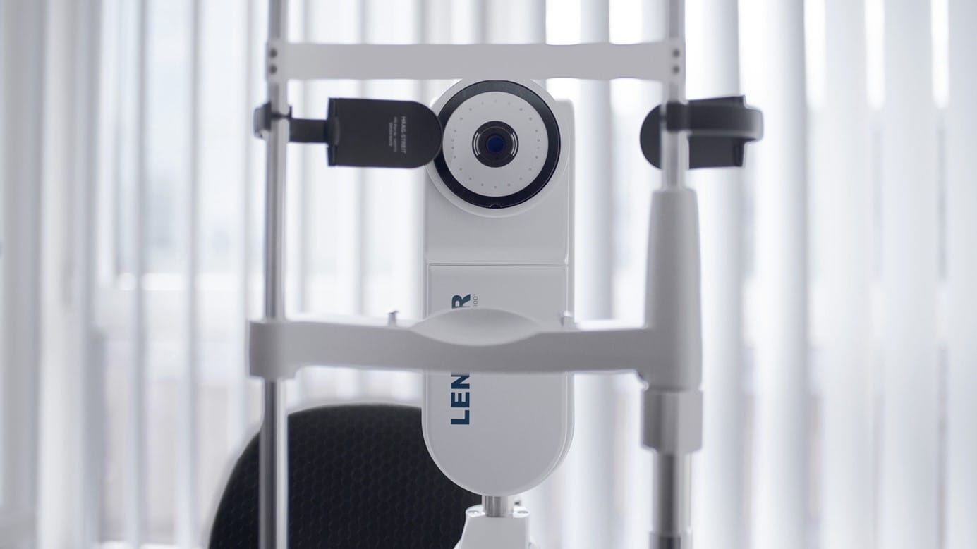 Diagnosegerät in heller Praxisumgebung; zeigt ein Spaltlampenmikroskop zur detaillierten Untersuchung des vorderen Augenabschnitts.