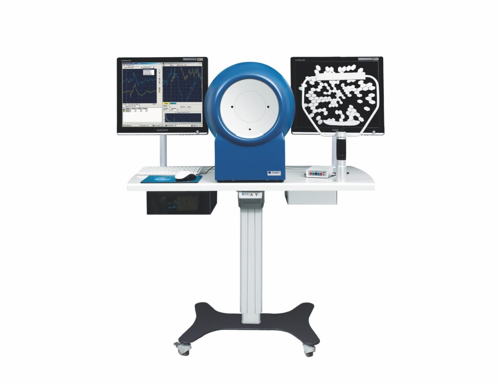 Gerät zur visuellen Feldanalyse mit mehreren Monitoren und zentraler Messoptik; moderne Technologie zur Augendiagnostik.