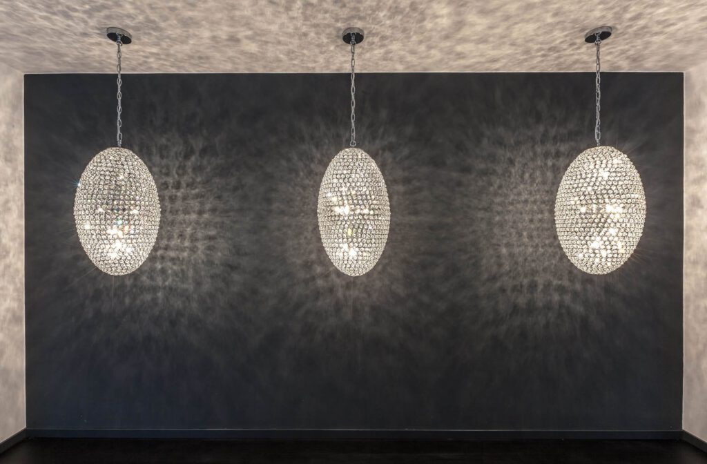 Detailaufnahme der Lampen in einem Teil der Praxis nebeneinanderhängend