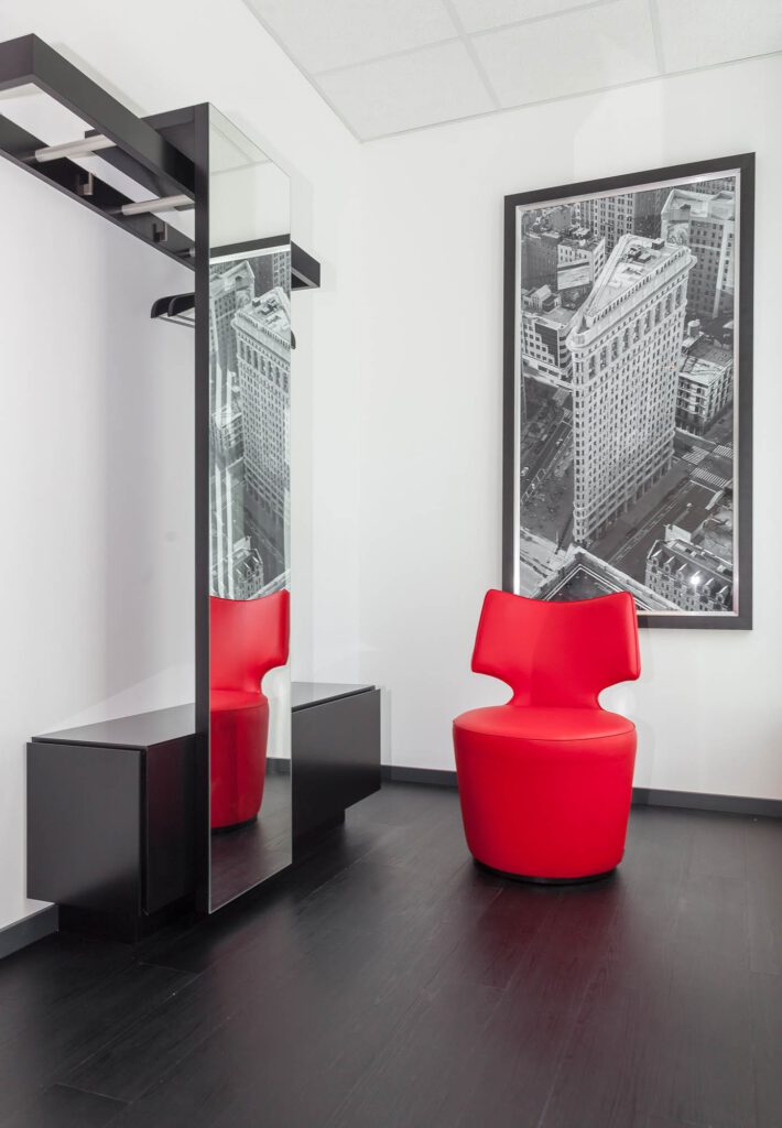 Behandlungsraum für ästhetische Anwendungen; moderne Geräte und ruhige Gestaltung im oberen Stockwerk.