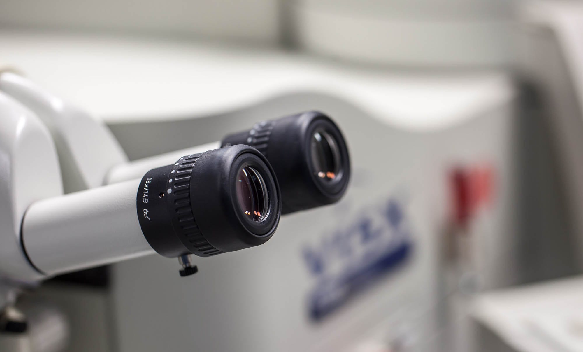 Objektiv eines Excimer-Lasers in Nahaufnahme; präzise Optik für refraktive Chirurgie in moderner klinischer Umgebung.