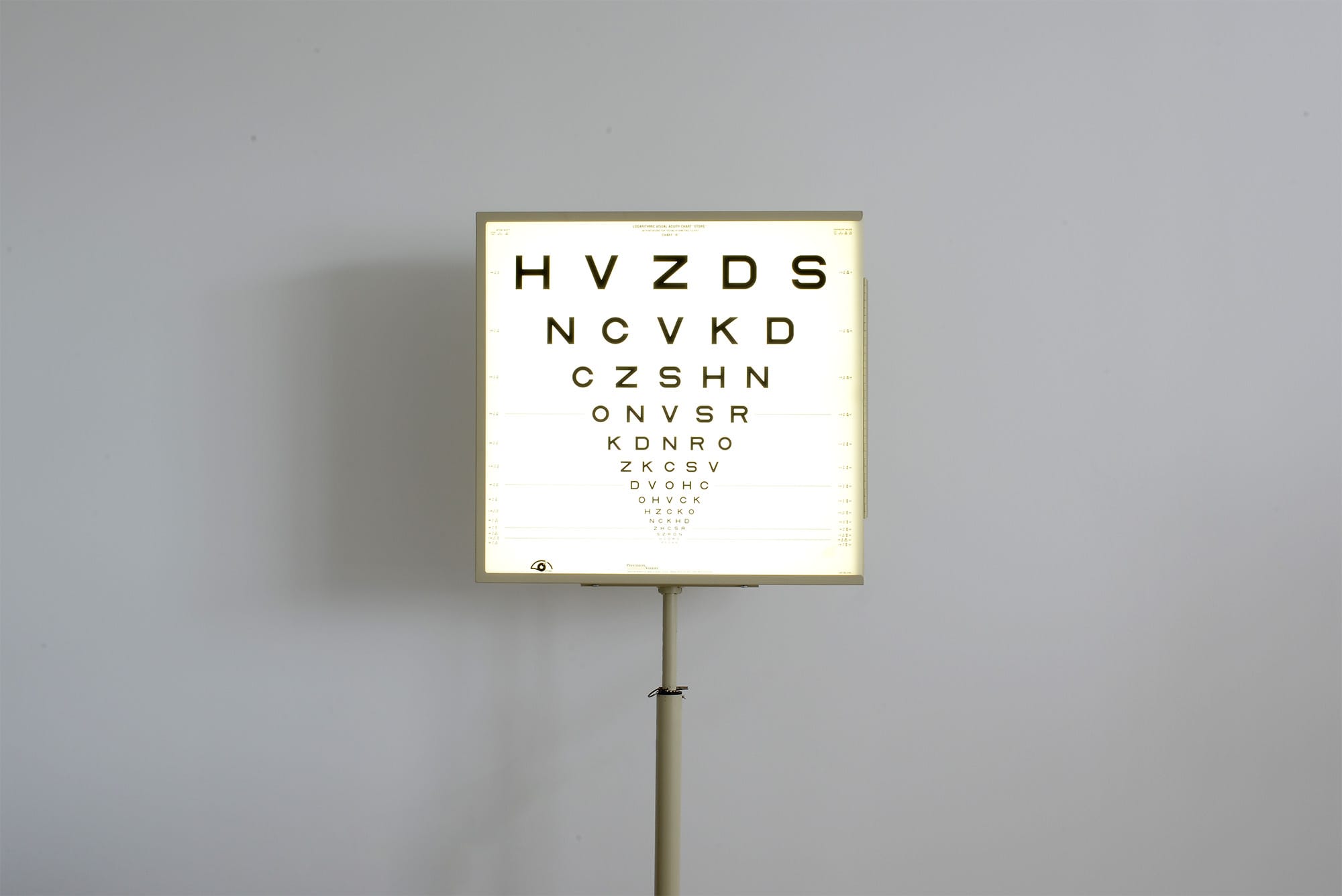 Leuchtkasten mit Buchstaben zur Sehtest-Tafel; dient der Überprüfung der Sehschärfe im augenärztlichen Untersuchungsraum.