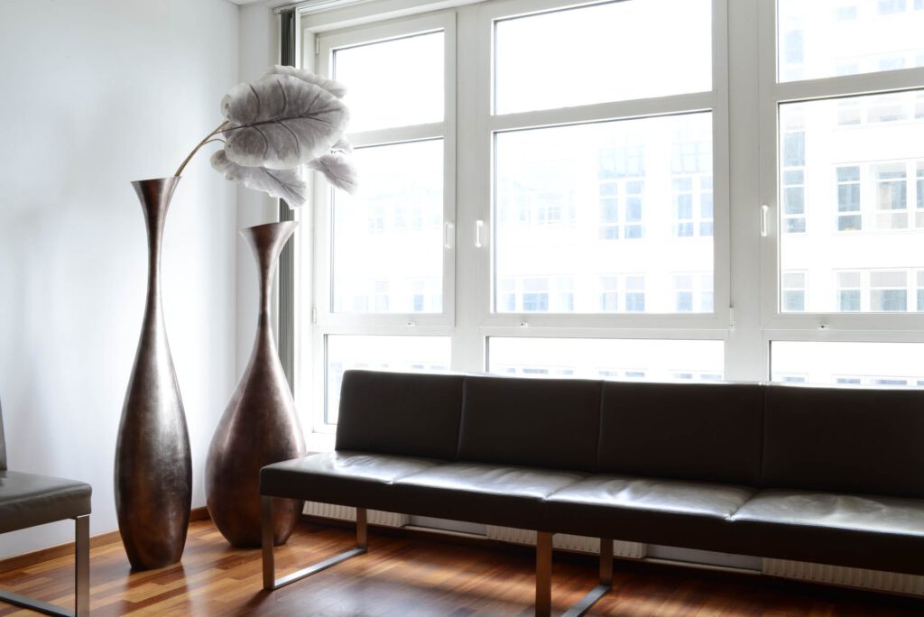 Praxisdetail mit der Einrichtung im Wartezimmer: Lederstühle und große Vasen