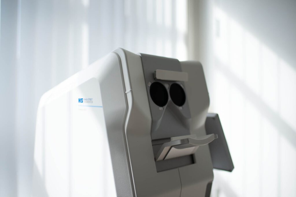 Detailaufnahme eines Eye-Star-Geräts für optische Biometrie; modernes Diagnosesystem in heller Praxisumgebung.
