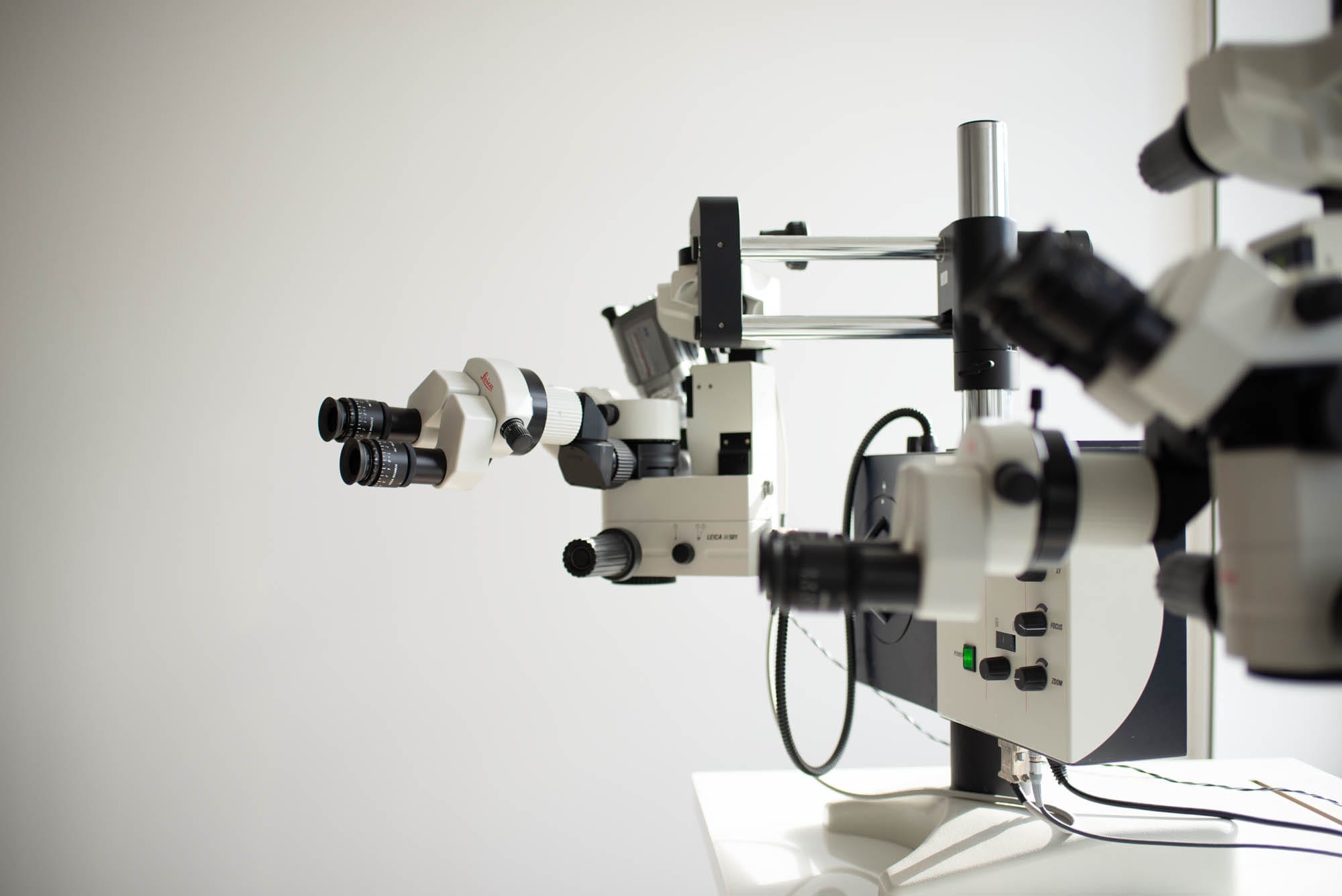 Detail eines Mikroskops; steht für Forschung und Präzision in der Augenmedizin und Diagnostik