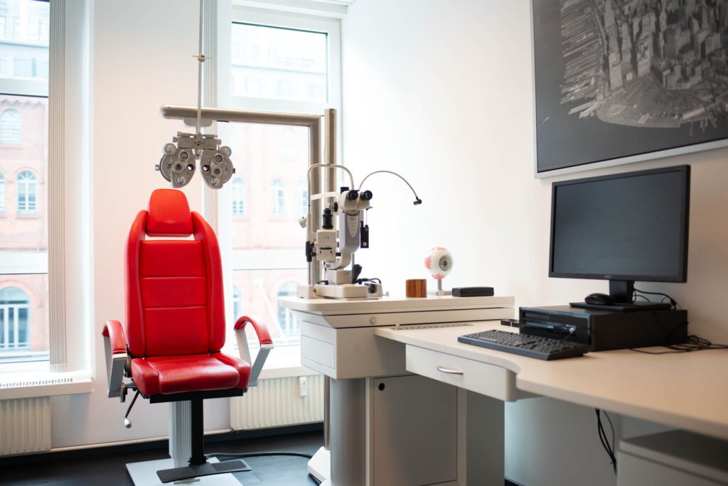 Untersuchungsraum mit augenärztlicher Technik; aufgeräumte, sterile Umgebung für präzise Diagnostik