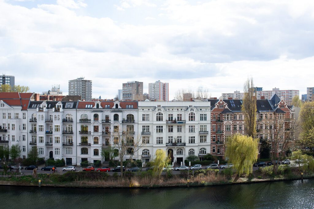 Außenaufnahme von der Praxisumgebung mit Gebäuden und einem Fluss