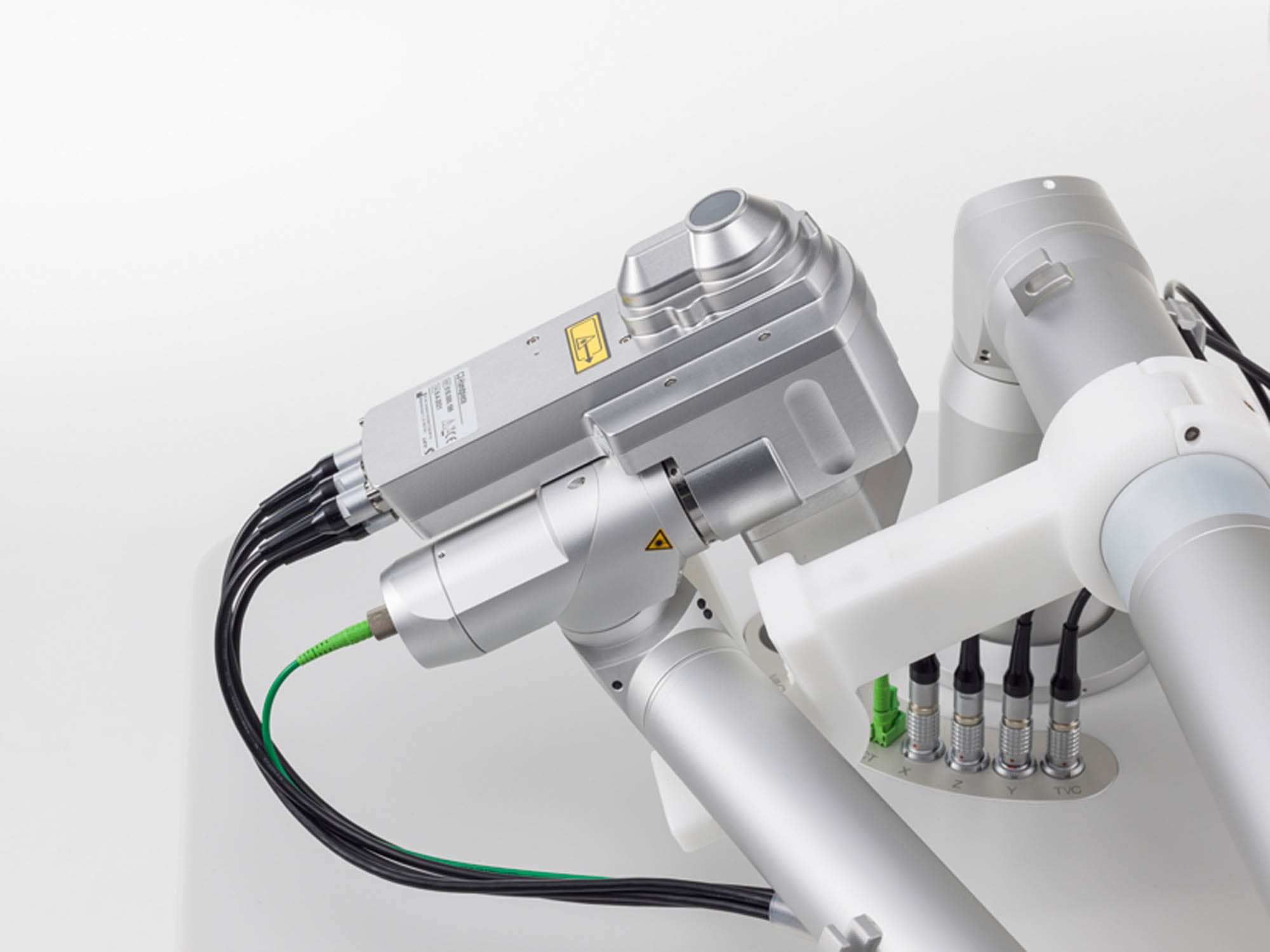 Laser- und Diagnosetechnik für refraktive Chirurgie; Detailaufnahme mit Fokus auf Optik, Bedienelemente und Präzision.